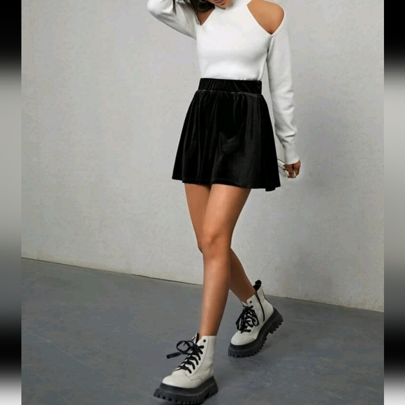 💕 Black High Waist Solid Velvet Skirt NWT - Picture 7 of 8